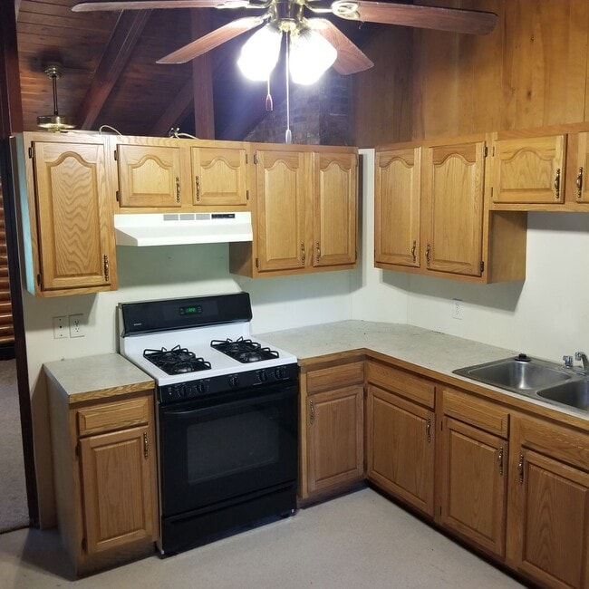 1320 12th Ave in Coralville, IA - Foto de edificio - Building Photo