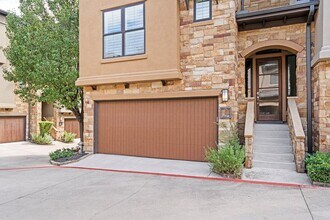 6533 E Hill Dr in Austin, TX - Foto de edificio - Building Photo