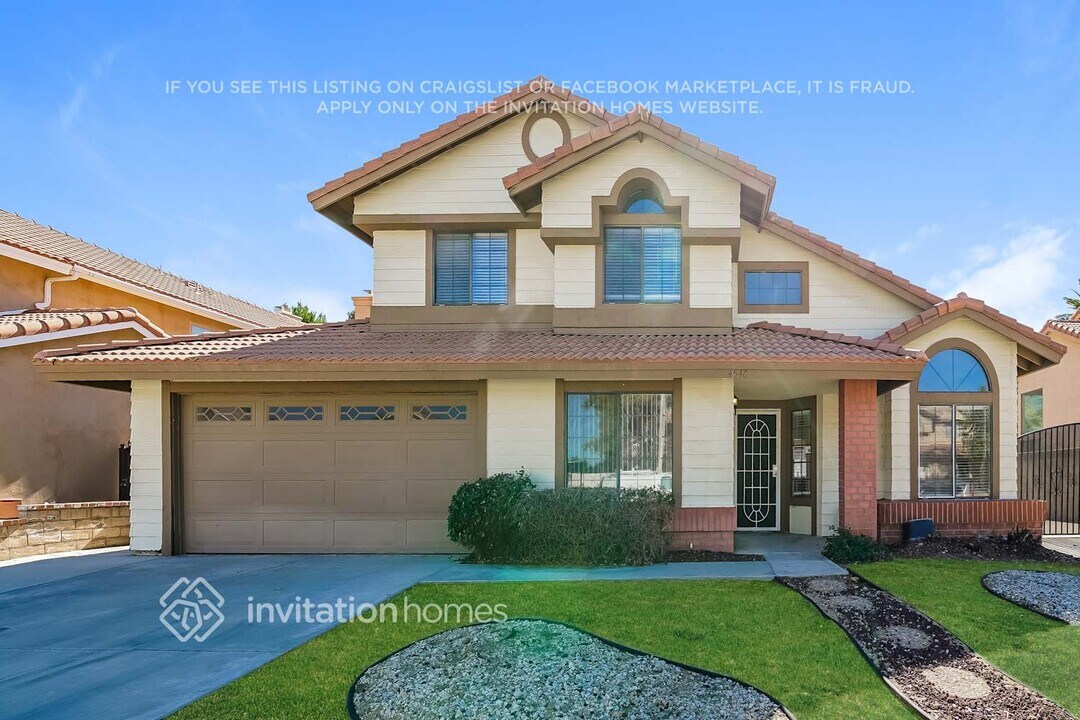 4546 Grandview Dr in Palmdale, CA - Foto de edificio