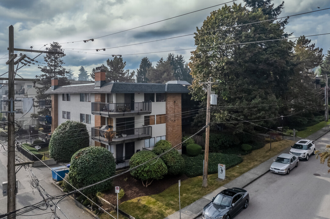 Regal Manor in New Westminster, BC - Building Photo