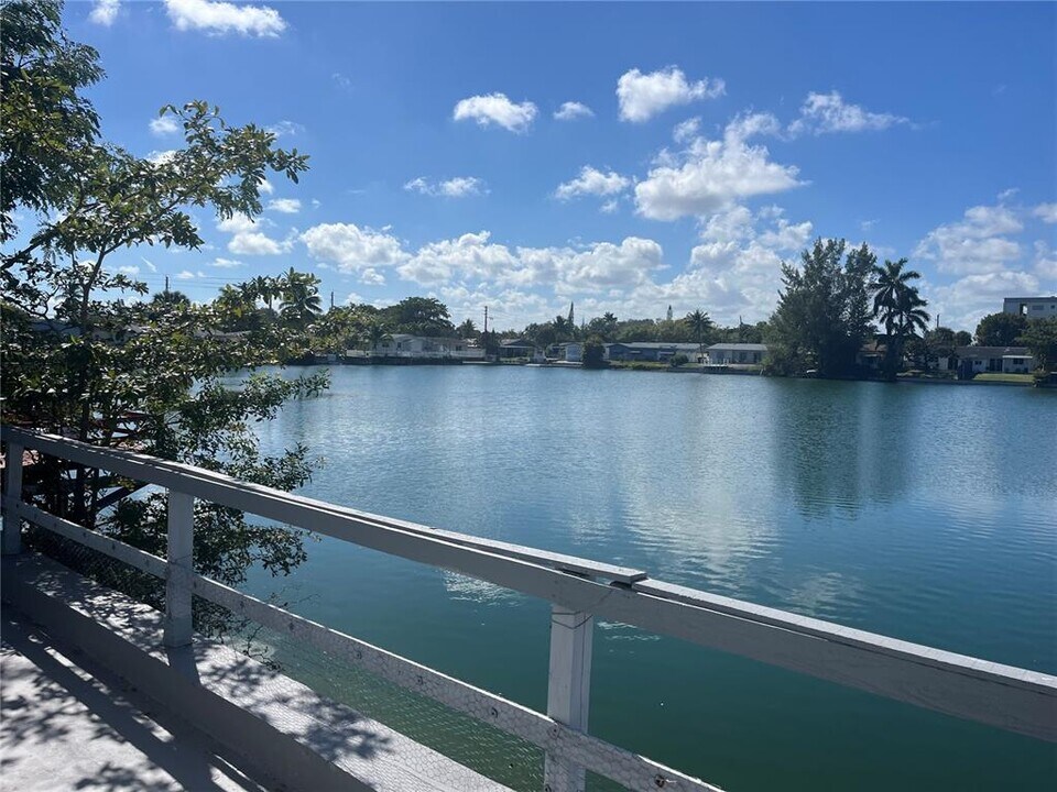 220 SW 8th Ave, Unit 2 in Hallandale Beach, FL - Foto de edificio
