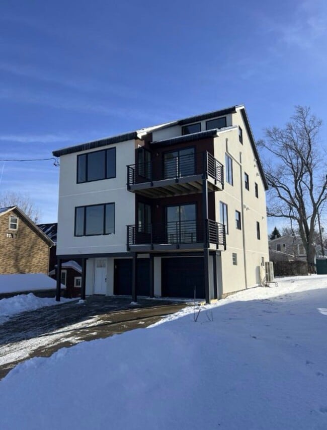 909 W Front St in Erie, PA - Building Photo - Building Photo