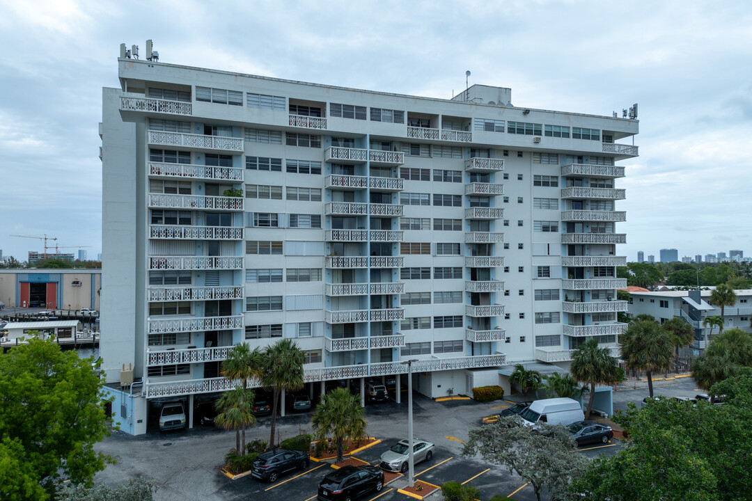 Keystone Harbor Club in North Miami, FL - Building Photo