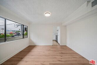 131 Orlando Ave in Los Angeles, CA - Foto de edificio - Building Photo