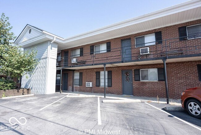 7046 E US Hwy 36 in Avon, IN - Foto de edificio - Building Photo