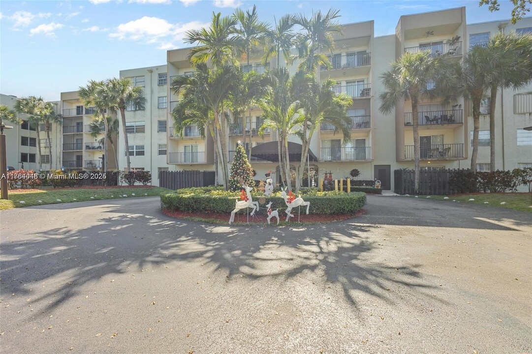 14250 SW 62nd St, Unit 301 in Miami, FL - Building Photo