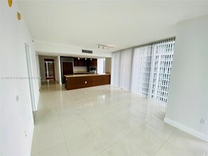 475 Brickell Ave, Unit # 3715 in Miami, FL - Building Photo - Building Photo