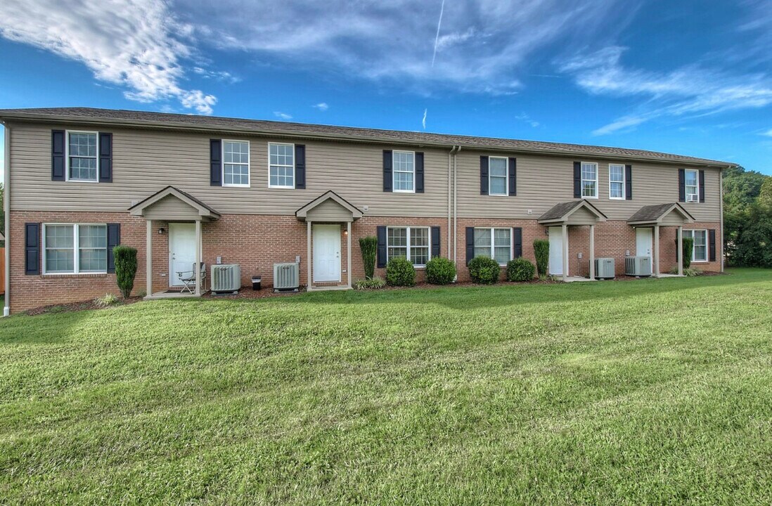 2108 Pleasant View Dr, Unit 202 in Johnson City, TN - Building Photo