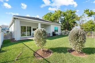 9884 SW Meridian Wy in Stuart, FL - Foto de edificio - Building Photo