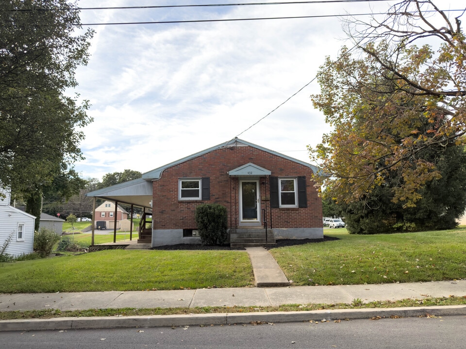 432 E Main St in Lititz, PA - Building Photo