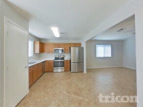 6837 W Gary Way in Phoenix, AZ - Foto de edificio - Building Photo