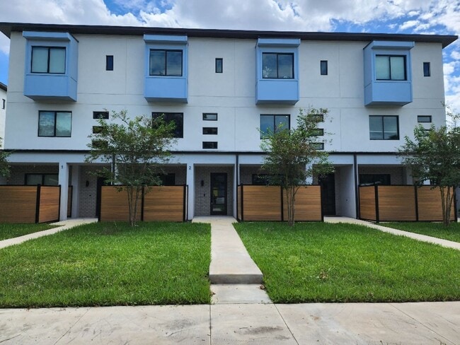 property at 532 W Plaza Pl