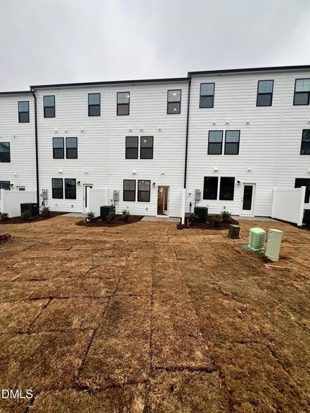 2305 Oakwood Mdws Ct in Raleigh, NC - Building Photo - Building Photo