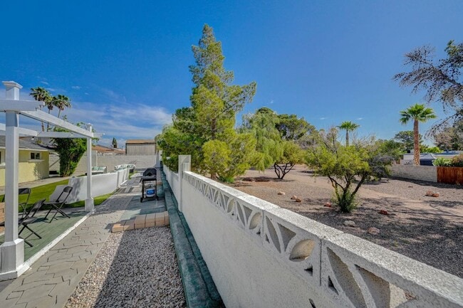 5248 Rambling Rd in Las Vegas, NV - Building Photo - Building Photo