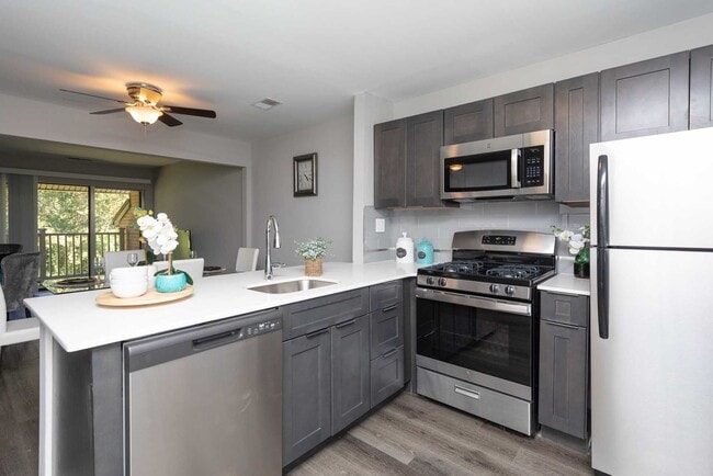 The Glen at Bucks Apartments and Townhomes in Warminster, PA - Foto de edificio - Building Photo