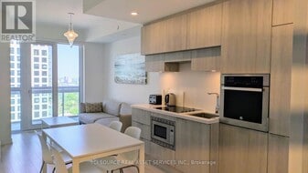 39 Roehampton Ave in Toronto, ON - Building Photo