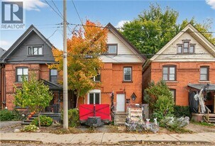 107 Grant Ave in Hamilton, ON - Building Photo