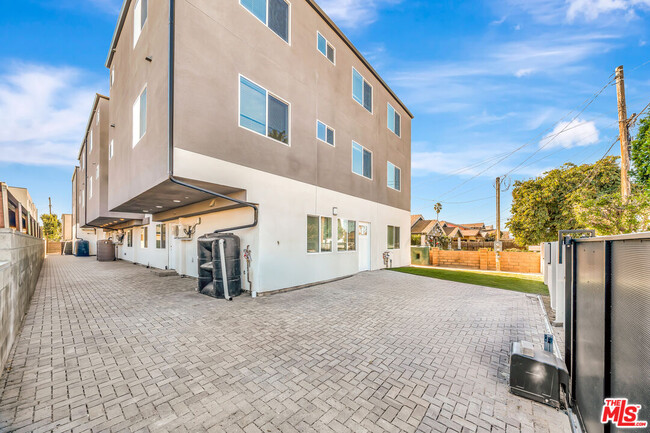 1584 W 37th St in Los Angeles, CA - Building Photo - Building Photo