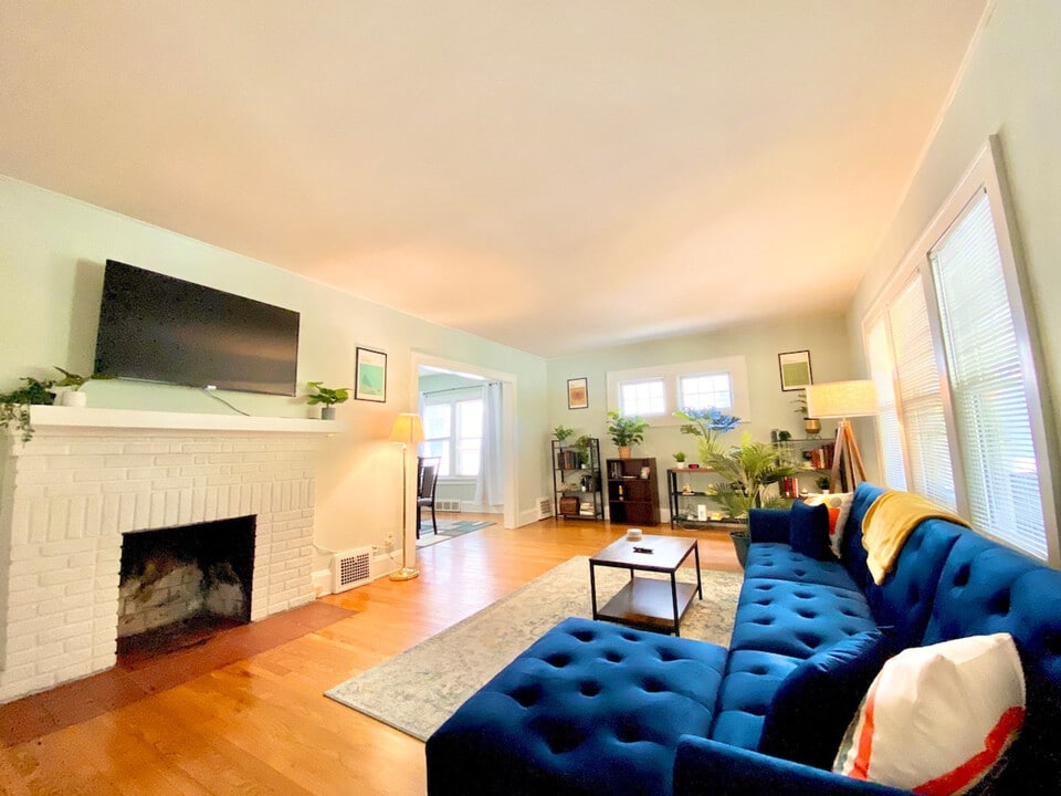 2214 Lee Rd in Cleveland Heights, OH - Building Photo