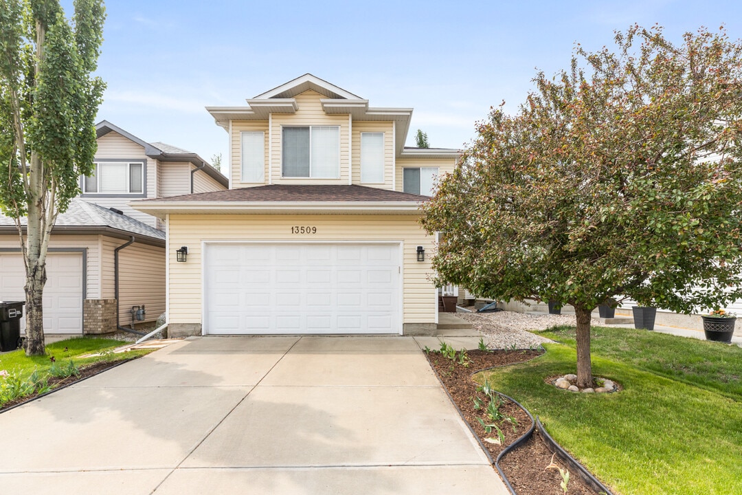 13509-1141A 141a Ave NW in Edmonton, AB - Building Photo