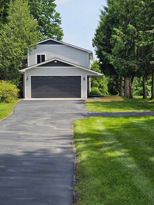 4822 Hillcrest Dr in Clarkston, MI - Building Photo