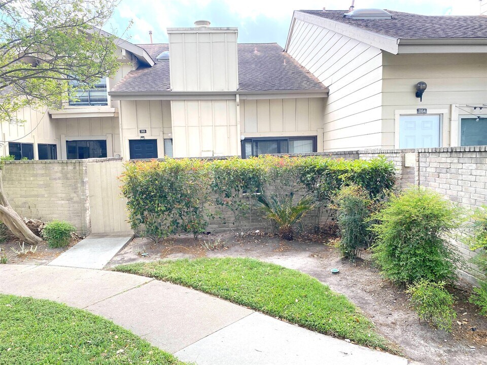 3166 Windchase Blvd in Houston, TX - Building Photo