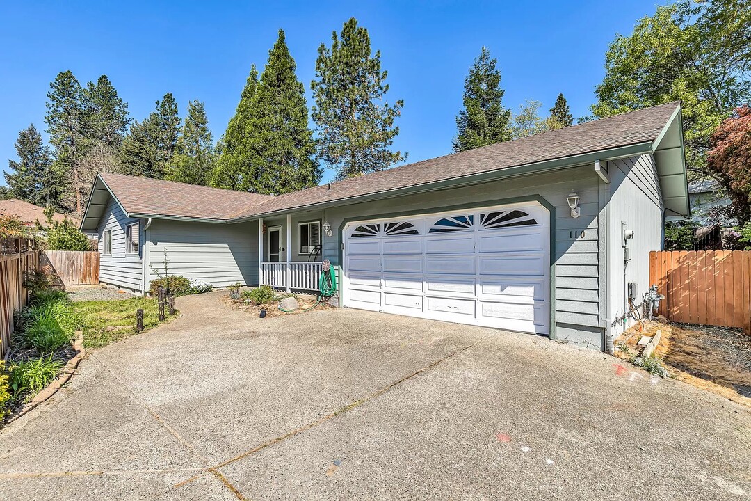 110 NW Sinclair Dr in Grants Pass, OR - Building Photo