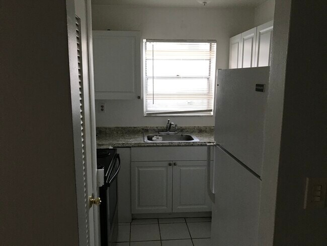 701 NE 8th St in Hallandale Beach, FL - Foto de edificio - Building Photo