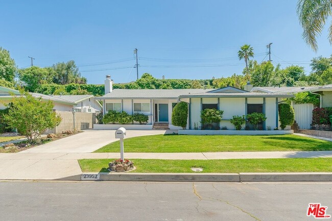 23952 W Oxnard St in Los Angeles, CA - Building Photo - Building Photo