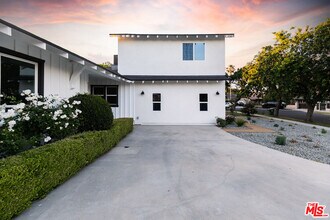 8335 Gladbeck Ave in Los Angeles, CA - Foto de edificio - Building Photo