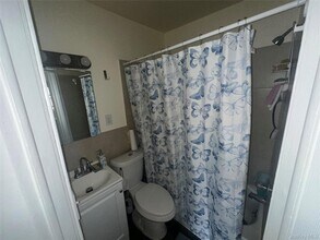 14 Van Cott Ave, Unit 4 in Hempstead, NY - Foto de edificio - Building Photo