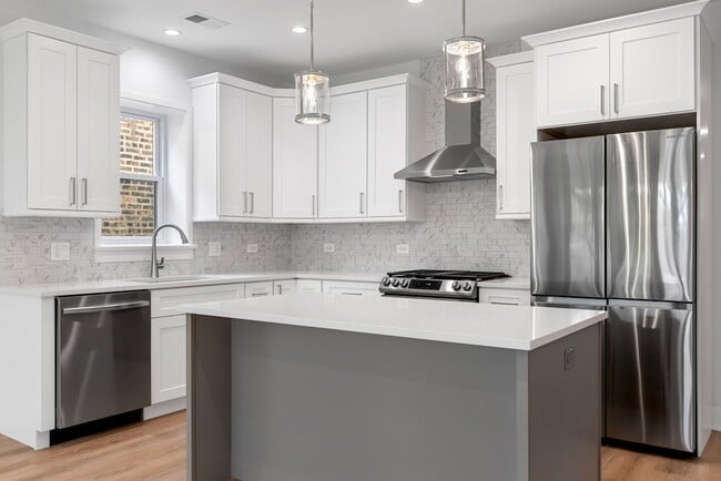 6423 N Washtenaw Ave, Unit 2 in Chicago, IL - Building Photo - Building Photo