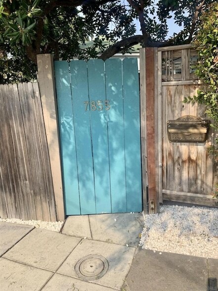 7855 Exchange Pl in San Diego, CA - Foto de edificio - Building Photo