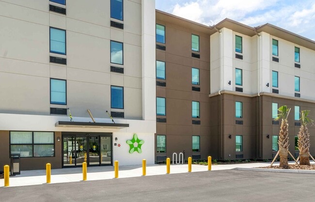 Furnished Studio-Fort Myers - Airport in Ft. Myers, FL - Foto de edificio - Building Photo