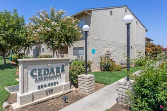 Cedar Apartments in Clovis, CA - Foto de edificio - Building Photo