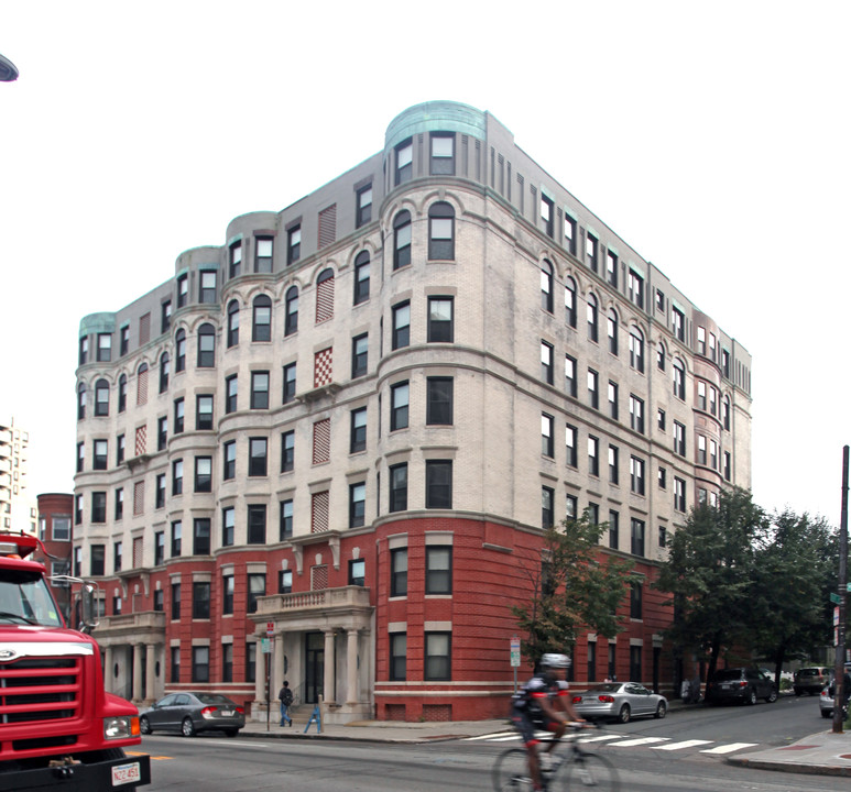 881 Massachusetts Ave in Cambridge, MA - Foto de edificio