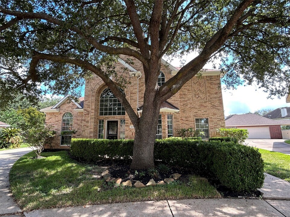 8230 Falling Water Ct in Sugar Land, TX - Building Photo