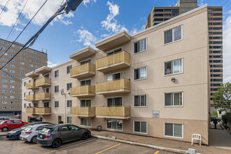 Emmett Manor in Edmonton, AB - Building Photo - Building Photo