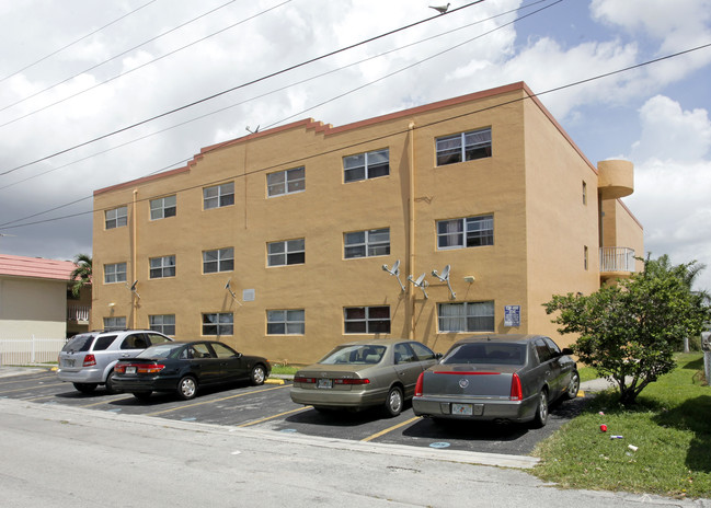 Bryan Apartments in North Miami Beach, FL - Foto de edificio - Building Photo