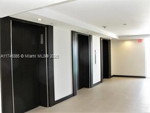 5701 Collins Ave, Unit # 621 in Miami Beach, FL - Building Photo - Building Photo