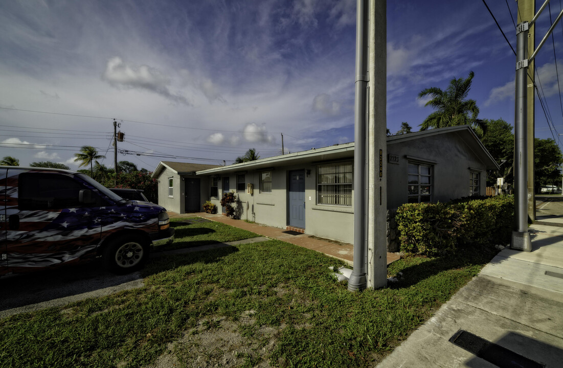 2723 Griffin Rd in Dania Beach, FL - Building Photo