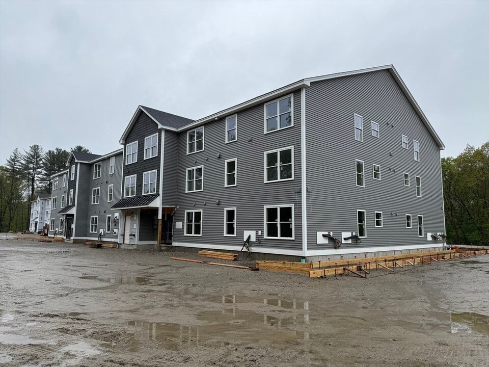 251 Sladen St in Dracut, MA - Building Photo