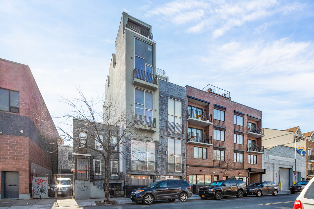 898 Metropolitan Ave in Brooklyn, NY - Building Photo