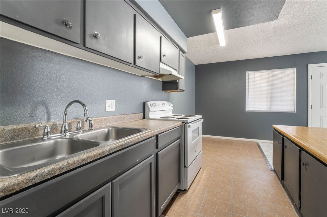833 N Bruce St in Las Vegas, NV - Building Photo
