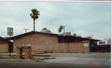 122-130 W Pastime Rd in Tucson, AZ - Foto de edificio - Building Photo