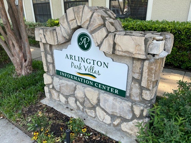 Arlington Park Villas in Dallas, TX - Foto de edificio