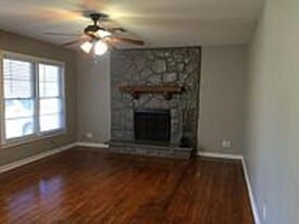 PRE-LEASE AUG 2026! Charming 2 Bed Cottage in Bryan, TX - Building Photo