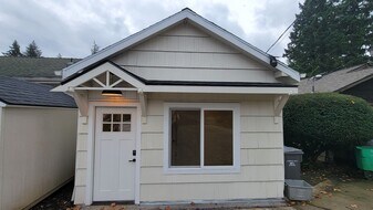 7605 SW 51st Pl in Portland, OR - Building Photo