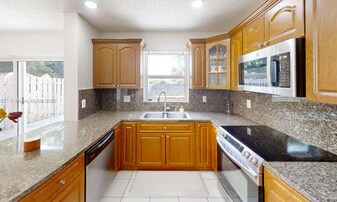 8422 SW 44th Pl in Davie, FL - Building Photo