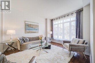 566 N Park Blvd in Oakville, ON - Building Photo - Building Photo
